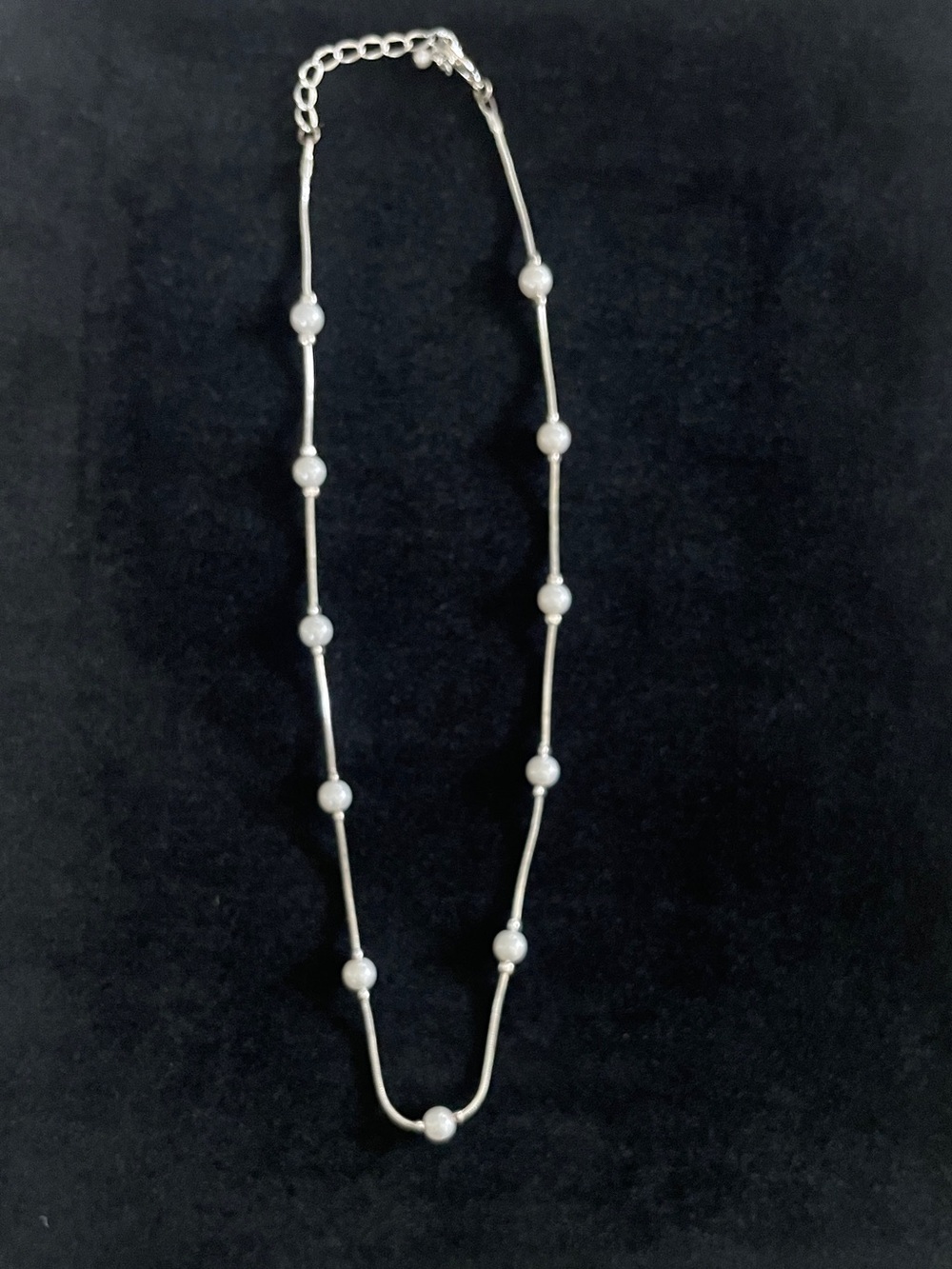 Nice faux Pearl and silver necklace! 16”